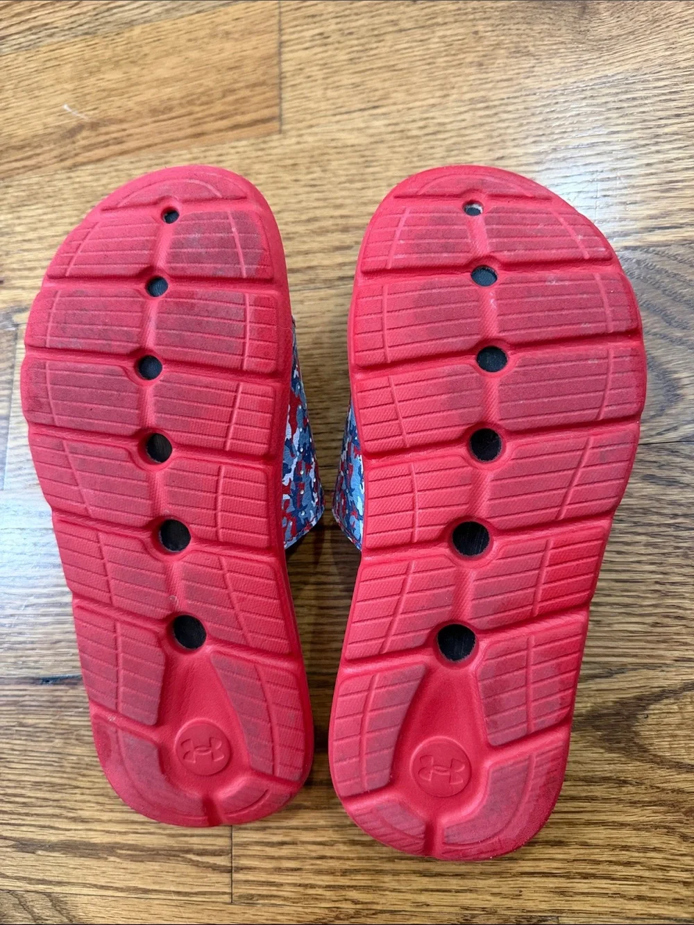 Boy’s Under Armour Flip Flops. Size 3Y. Excellent Condition.
